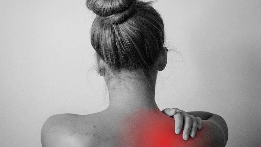 Mujer tocándose el hombro con dolor