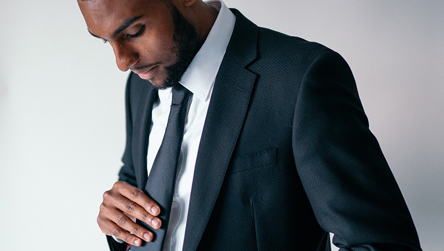 Hombre con traje negro elegante
