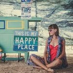 Mujer sentada feliz