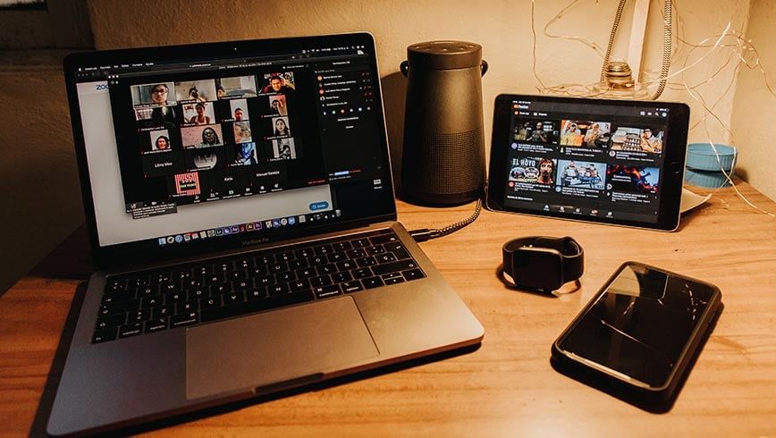 Ordenador portátil con tablet y móvil sobre una mesa