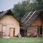 Casas de la Edad Media en medio del bosque