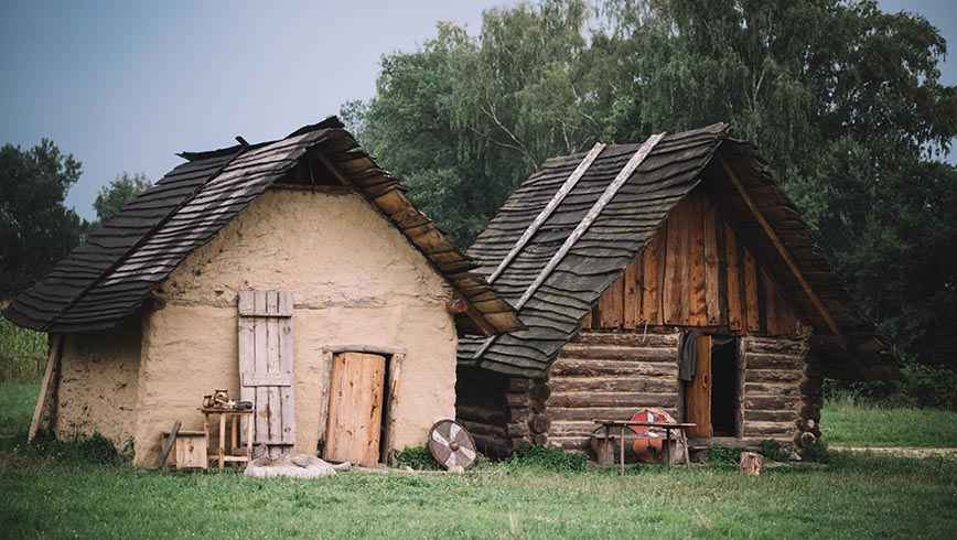 Casas de la Edad Media en medio del bosque