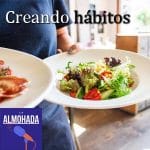 Persona creando el hábito de comer saludablemente.
