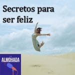 Mujer feliz salntando sobre la arena de la playa