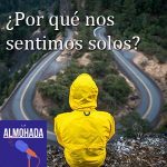 Persona solitaria sobre una colina.