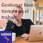 Mujer delante de un ordenador trabajando