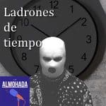 Hombre encapuchado con reloj detrás