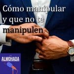 Hombre con camisa blanca abrochándose la chaqueda