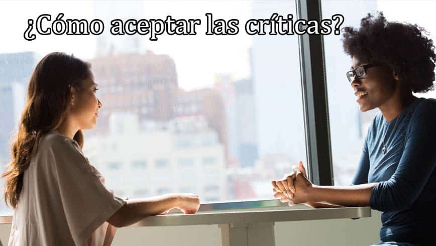 Dos personas hablando en una mesa
