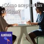 Dos personas hablando en una mesa