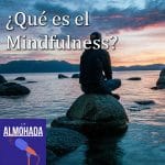 Hombre en la playa practicando mindfulness