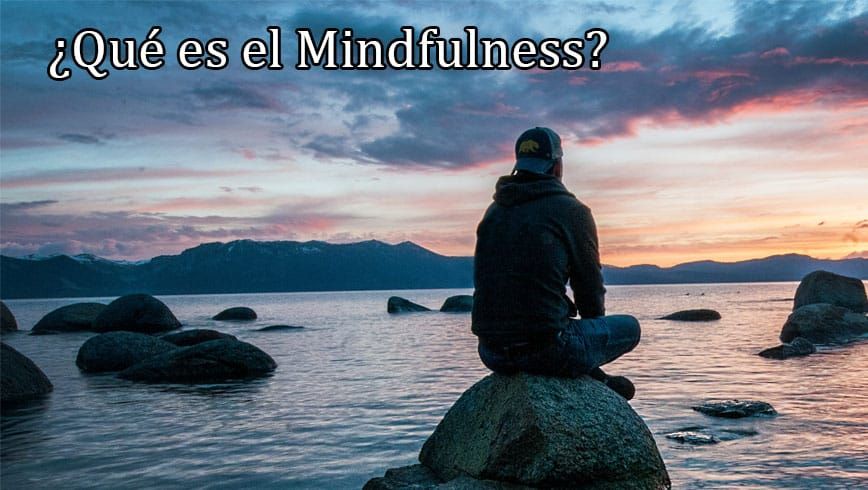 Hombre en la playa practicando mindfulness