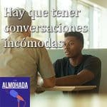 Dos personas charlando en un bar