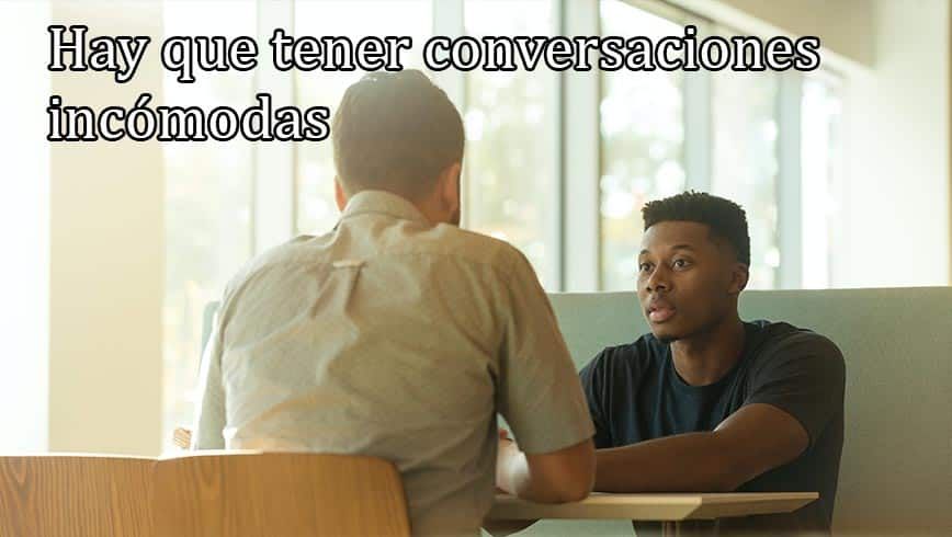 Dos personas charlando en una cafetería