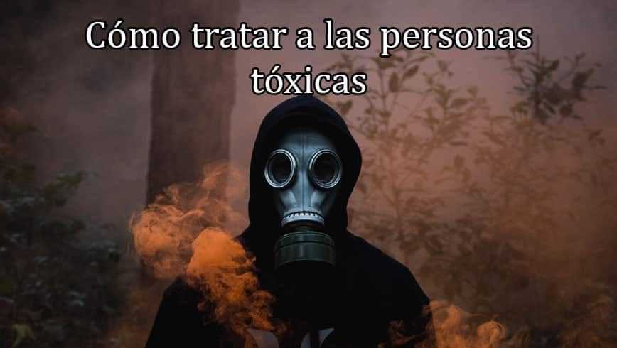 Persona con máscara de gas y capucha