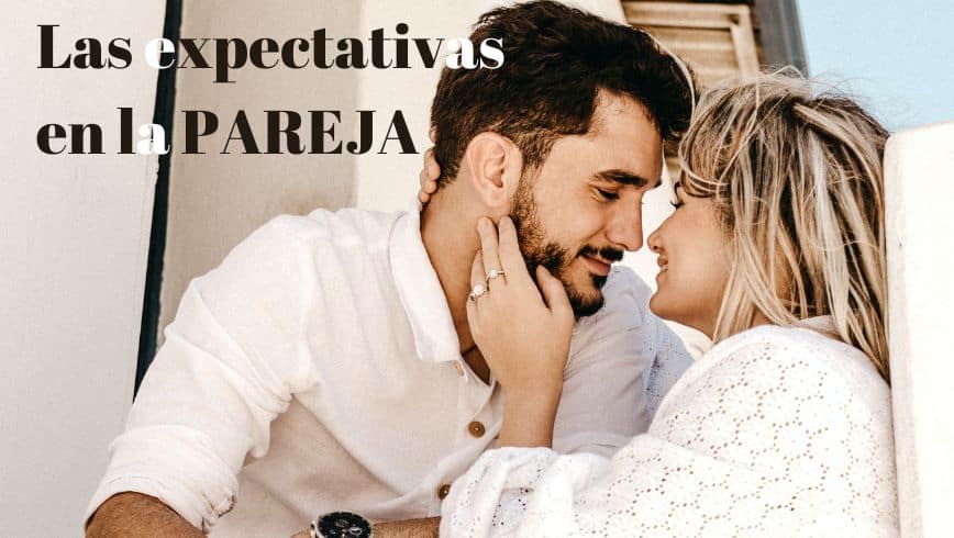 Un hombre y una mujer a punto de darse un beso